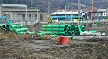 Práce na stavbě autobusového nádraží a komunikacích pokračují