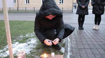 Zapálené svíčky připomněly tragický případ