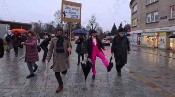 Centrem Zlína prošel Švihlý průvod ve stylu Monty Pythona