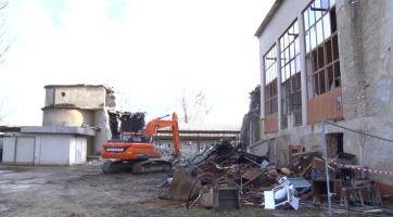 Hodonínská nemocnice bourá bývalou kotelnu, poškodilo ji i tornádo