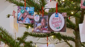 Lidé pomáhají dětem, které trpí hladem