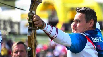 Tomáš Rožnovský přiblížil hejtmanovi úskalí lukostřelby