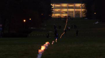 Řetěz z hořících svíček připomněl odkaz Jana Palacha