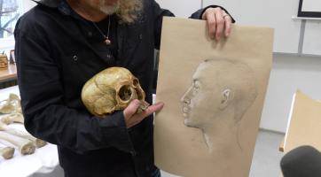 Kostra v ZŠ UNESCO patří husarovi rakousko-uherské armády