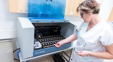 Vsetínská nemocnice má nový barvící automat. Umožňuje rychlejší zpracování vzorků