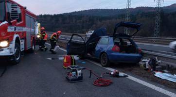 Zraněného řidiče museli z havarovaného vozidla vyprošťovat hasiči