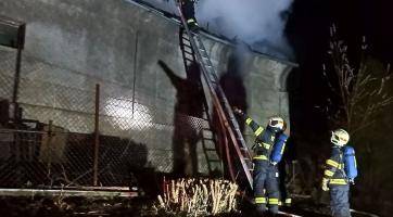 Náročný zásah hasičů u požáru hospodářské budovy: během hašení propadl strop a hrozilo zřícení