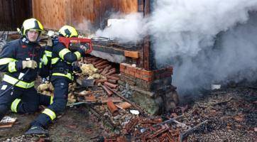 V Zádveřicích-Rakové hořela hospodářská budova. Oheň zničil i dvě auta