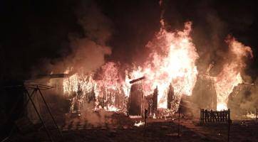 Noční požár ve Valašském Meziříčí zachvátil tři dřevěné chatky