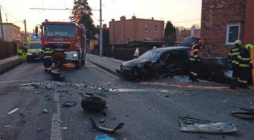 Vážná nehoda v Zálešné: řidič Opelu narazil do protijedoucího trolejbusu