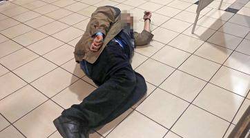 Jeden opilec si ustlal na podlaze obchodního centra, druhý rovnou na silnici