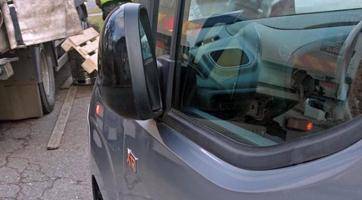 Opilého bezdomovce nepustili do ubytovny. Vztek si vybil na zaparkovaných autech