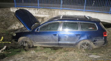 V hlavní roli alkohol: jeden řidič dvakrát havaroval, druhý skončil s vozidlem v potoce