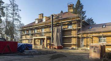 Oprava Čiperovy vily v plném proudu: střecha už je hotová, pracuje se i uvnitř