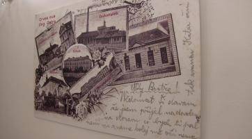 Výstava ukazuje pohlednice z města i vzkazy jejich odesílatelů