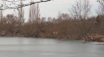 Začaly práce na zpevnění západního břehu Štěrkoviště