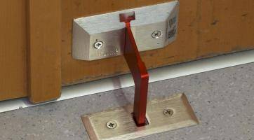 UTB začala používat bezpečnostní prvky pro zatarasení dveří