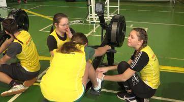 Žáci základních a středních škol bojovali na veslařských trenažerech