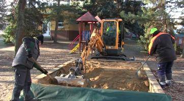 Služby města vymění písek na všech dětských hřištích