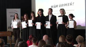 Cenu vévody z Edinburghu převzalo téměř 70 studentů