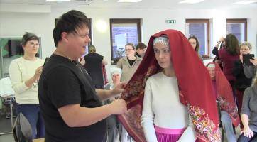 V muzeu pokračovaly kurzy péče o kroj, vázání šátků a šití rukávců