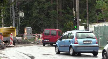 Oprava mostu ve Velkých Karlovicích zpomaluje dopravu do lyžařských areálů
