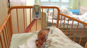 Nadace Křižovatka přivezla do nemocnice 19 monitorů dechu