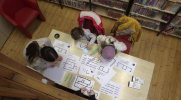 Knihovna nabídla dětem na prázdniny hraní s ozoboty