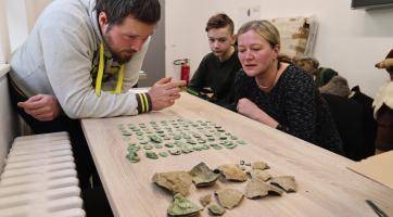 Kraj ocenil poctivou nálezkyni stříbrného pokladu