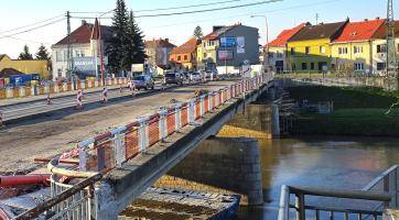 Dopravní kolaps se nekonal. Rekonstrukce mostu v Uherském Hradišti jde podle plánu