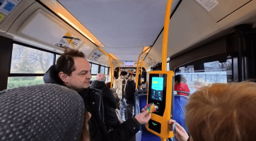 Zakoupit jízdenku lze ve voze nově i bezkontaktně