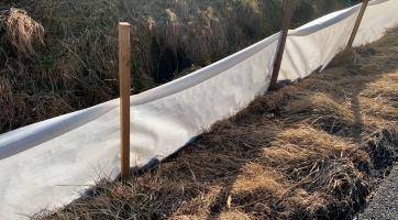 U přehrady Bystřička jsou instalovány žabí zábrany