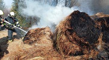 Hasiči řešili během neděle jeden požár za druhým