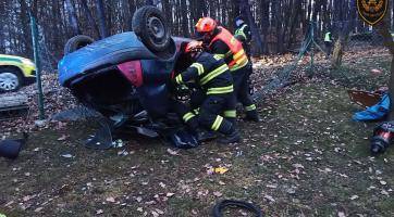 Osobní vozidlo prorazilo plot a skončilo převrácené na střeše