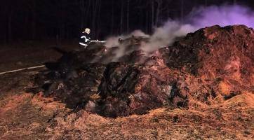 Hasiči likvidovali požár slámy ve Štítné nad Vláří. Hrozilo šíření do lesa