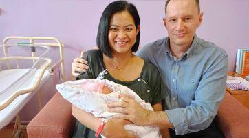 Filipínka cestovala tisíce kilometrů, aby porodila ve Valašském Meziříčí