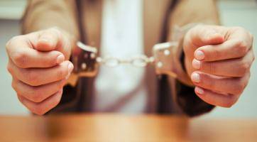 Muž z Otrokovic kradl v hospodách a hernách. Teď spadla klec