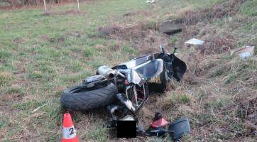 Řidič osobního vozidla srazil motorku a od nehody ujel. Policie prosí o pomoc