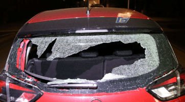 Opilá žena záměrně poškodila zaparkované auto v Uherském Ostrohu. Hrozí jí vězení