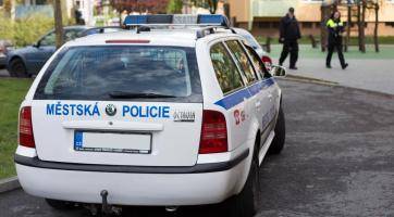 Po rvačce v centru Kroměříže skončil muž ve výloze obchodu