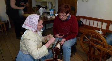 Ženy si vyzkoušely předení nití z ovčí vlny