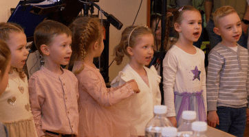 Posezení se seniory v Sušicích doprovodilo dětské představení