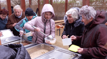 Zabíjačka opět nabídla seniorům jídlo i hudební osvěžení
