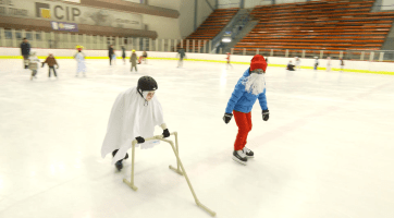 Se zimním stadionem se děti rozloučily karnevalem