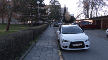 Úzké uličky Padělků nebo Zálešné trpí velkým počtem zaparkovaných vozidel