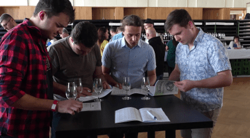 Tradiční košt přilákal do Strážnice stovky milovníků vína