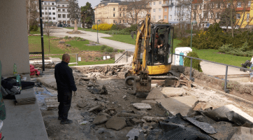 Boční schodiště Kina Hvězda prochází obnovou