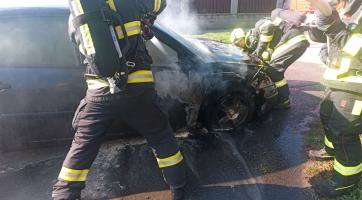 Ve Zlíně začalo za jízdy hořet osobní vozidlo. Řidička s malou dcerou stihly včas vystoupit