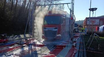 Na hranicích ve Starém Hrozenkově projíždí vozidla nad 3,5 tuny dekontaminačním rámem