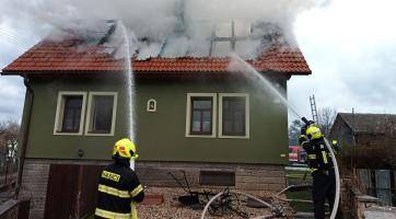 V obci Vysoké Pole hořel rodinný dům. Ženě s dítětem pomohl ven soused